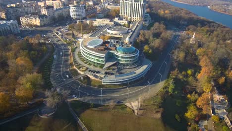 Vista-aérea,-superior-de-Drone:-timelapse-sobre-el-camino-y-un-hermoso-edificio