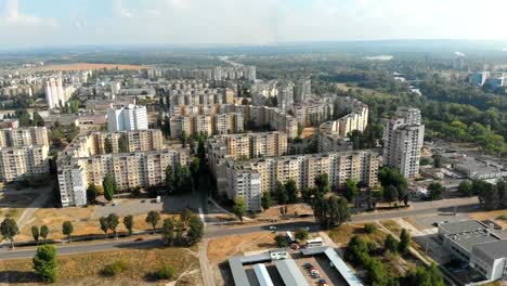 Vista-aérea-de-edificios-residenciales-de-varios-pisos-en-la-ciudad