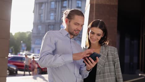 Menschen,-Technik.-Business-Mann-und-Frau-mit-Telefon-im-freien