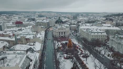 Lviv,-Ucrania.-Tiro-de-Arial.-Casa-de-la-ópera.-Árbol-de-Navidad.-Feria-de-Navidad.-Personas-están-caminando-por-el-centro-de-la-ciudad.-Invierno