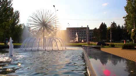 Brunnen-von-Regierungsgebäuden-Donezk-Ukraine