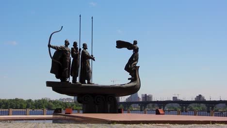 Gründer-Statue-Dniper-Fluss-Kiew-Ukraine