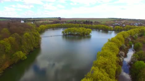 Luftbild-von-einer-Insel-und-schönen-bunten-Bäumen