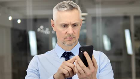 Graue-Haare-Geschäftsmann-mit-Smartphone,-Nachricht-schreiben