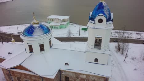 Luftaufnahme-der-Kirche-in-Russland.-Clip.-Kleinstadt-Kirche-während-der-schneereichen-Winter-in-einer-kleinen-Stadt