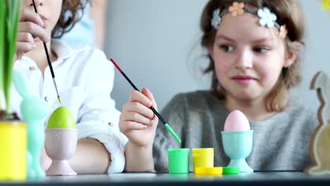 Chico-y-niña-tienen-clase-magistral-de-hacer-la-decoración-de-Pascua