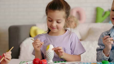 Primer-plano-de-la-chica-enfocada-pintura-huevo-de-Pascua