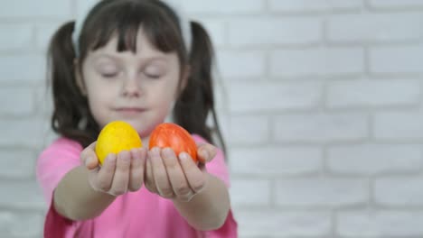 Hermosa-niña-con-huevos-de-Pascua-en-las-manos.