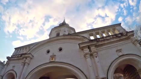 Vídeo-timelapse-de-la-iglesia-ortodoxa-antigua-en-Izmailovo-Park-en-Moscú-a-principios-de-primavera