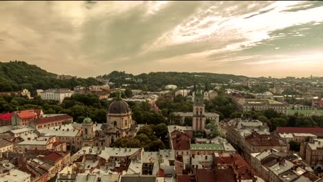 Zeitraffer-bewegender-Wolken-in-der-Stadt-Lwiw,-Ukraine.-Blick-vom-höchsten-Punkt-in-der-Innenstadt.-Dächer-und-Straßen-Altstadt-Lwow,-Ukraine.-Zentraler-Teil-der-Altstadt.-European-City.-Dicht-besiedelte-Stadtteile.-Panorama-der-antiken-Stadt