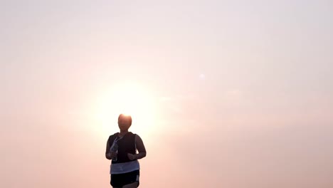 Übergewichtige-asiatische-Frauen-joggen-am-frühen-Morgen-im-Sonnenlicht-auf-der-Straße.-Konzept-des-Gewichtsverlustes-mit-Bewegung-für-die-Gesundheit.-zeitlupe