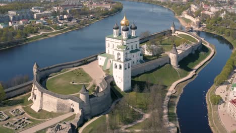 Aerial-view-of-Kremlin-in-Pskov