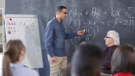 Estudiante-haciendo-preguntas-cuando-está-de-pie-en-Blackboard