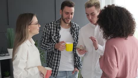 Geschäftsleute-beobachten-Medieninhalte-auf-dem-Handy