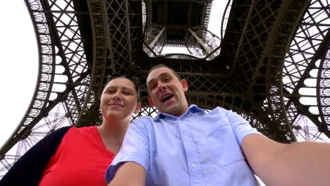 Couple-taking-selfie-with-a-view-of-Eiffel-Tower-in-Paris-in-4k-slow-motion-60fps