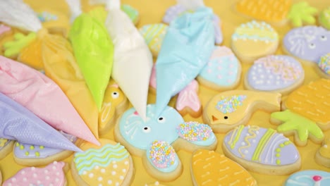 Galletas-de-azúcar-de-Pascua-decoradas-con-colores-pastel-de-glaseado-real.