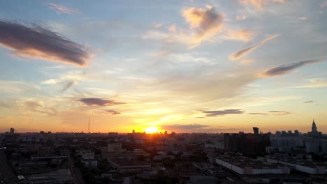 Luftblick-auf-die-Häuser-und-Straßen-der-Metropole