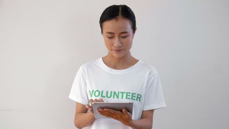 Voluntario-Asiático-Usando-Tablet