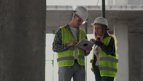 Ingenieure-oder-Architekten-diskutieren-auf-der-Baustelle-über-den-Bebauungsplan.-contre-jour.-Ingenieure-oder-Architekten-diskutieren.