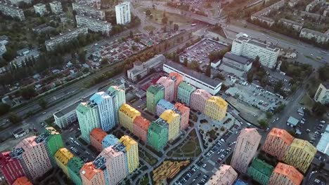 Vista-aérea-del-acogedor-y-colorido-distrito,-coloridas-casas-y-carreteras-llenas-de-coches,-Comfort-Town-en-Kiev,-Ucrania