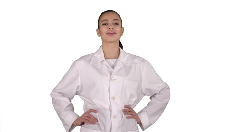 Mujer-doctor-caminando-como-modelo-de-moda-sobre-fondo-blanco