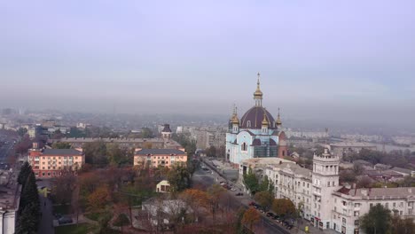 Iglesia-ortodoxa-en-el-centro-de-la-ciudad.-En-el-horizonte,-el-smog-y-la-niebla.-Mariupol