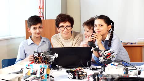 Niños-felices-aprenden-programación-usando-computadoras-portátiles-en-clases-extracurriculares