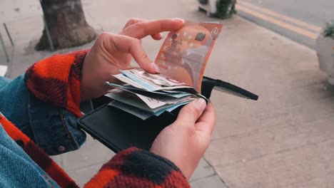 Hände-öffnen-Brieftasche-Bargeldhalter-und-zählen-Euro.-Frau-öffnet-Bargeldhalter-Brieftasche-und-zählt-Bargeld-Euro-Scheine.