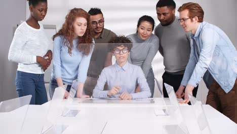 Schüler-beobachten-weibliche-Lehrerin-arbeiten-auf-interaktiven-futuristischen-Touchscreen