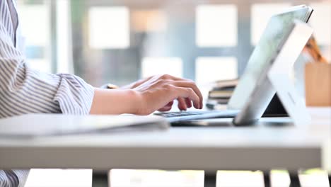 Closeup-junger-Mann-arbeitet-mit-Tablet-Computer.