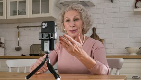 Bonita-mujer-bloguera-jubilada-cuenta-la-historia-contra-el-teléfono-inteligente