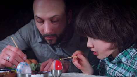 4K-Family-Shot-Of-Child-With-Dad-Painting-Easter-Eggs