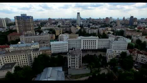 Administración-presidencial-de-la-casa-con-quimeras-y-Ivan-Franko-teatro-monumentos-de-Kiev-en-Ucrania