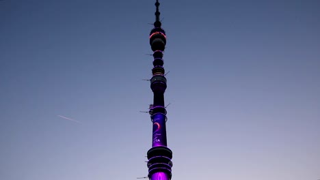 Torre-de-la-televisión-(Ostankino)-por-la-noche,-Moscú,-Rusia