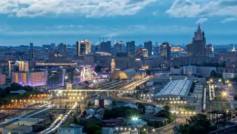 Vista-panorámica-a-la-noche-de-la-estación-de-tren-de-Kiev-timelapse-día-y-ciudad-moderna-en-Moscú,-Rusia