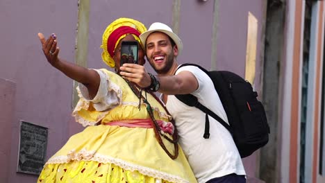 Tomando-un-Selfie-mujer-brasileña---"Baiana"-en-el-Pelourinho,-Bahia