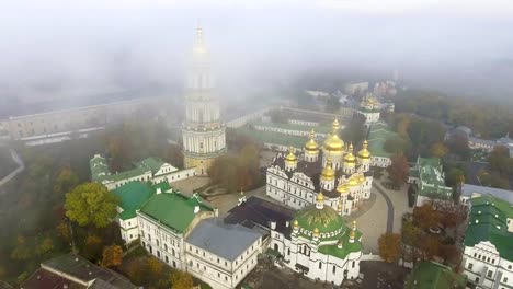 Luftaufnahme-des-Kiewer-Höhlenkloster-Kiew,-Kiew,-Ukraine.-Kiewer-Höhlenkloster-auf-einem-Hügel-am-Ufer-des-Dnjepr.