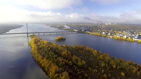 Die-Brücke-über-den-Dnjepr.-Die-Stadt-mit-einer-Vogelperspektive-überspannen.-Südbrücke.-Kiew.-Ukraine.