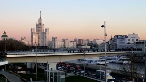 Flotante-el-Parque-puente-de-Zaryadye-(de-noche)-Moskvoretskaya-terraplén-del-río-Moscova-en-la-ciudad-de-Moscú,-Rusia.-El-parque-fue-inaugurado-el-09-de-septiembre-de-2017