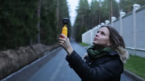 Vlogging-girl-on-the-street