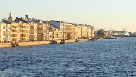 Edificios-históricos-en-el-terraplén-del-Palacio-y-el-río-Neva---St-Petersburgo,-Rusia