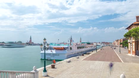 Blick-auf-die-Promenade-Riva-Degli-Schiavoni-Timelapse-mit-Touristen-in-San-Marco-Venedig-in-Italien