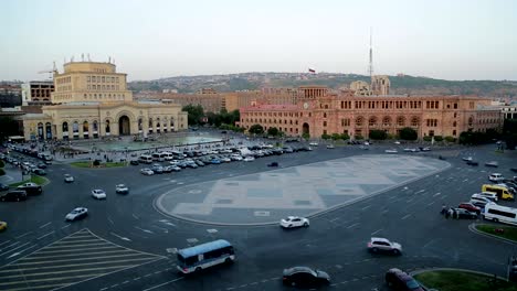 Aktive-Verkehr-am-Platz-der-Republik,-Geschichtsmuseum-in-Yerevan-Stadt,-Zeitraffer