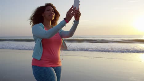 Voluptuosa-mujer-afroamericana-caminando-en-la-playa-al-atardecer