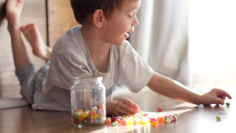 lindo-niño-jugando-con-dulces-colores