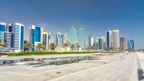 El-distrito-de-rascacielos-de-Doha-con-fuente-timelapse-hyperlapse