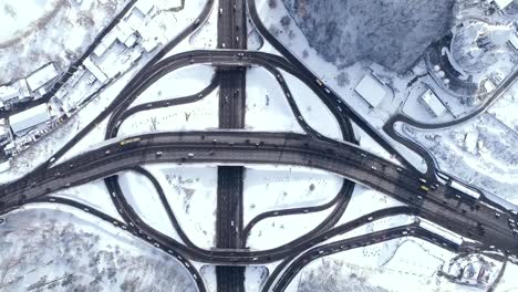 Vista-aérea-de-un-intercambio-de-la-carretera-de-turbina-en-Kiev.