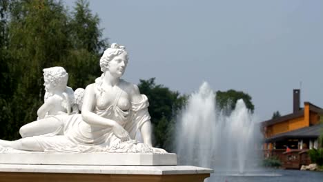 Escultura-y-fuente-en-Mezhigirya,-Ucrania.