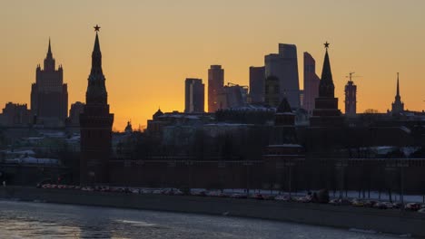 Día-a-noche-Timelapse-de-torres-de-Kremlin-de-Moscú-y-centro-de-negocios-de-la-ciudad-de-Moscú-al-atardecer-soleado.