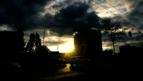 Los-rayos-de-la-puesta-del-sol-y-camino-con-el-edificio-en-fondo-de-cloudscape